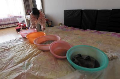 阿克陶楼上漏水，住户失联，小区没物管，业主维权难！律师来支招……